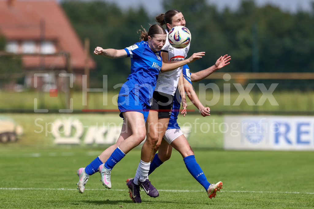 Fussball, Testspiel Frauen, SV Meppen - DSC Arminia Bielefeld | v.li.: Laura Bröring (SV Meppen, 6) und Phine Ebert (DSC Arminia Bielefeld, 5) im Zweikampf, Duell, Dynamik, Aktion, Action, Spielszene