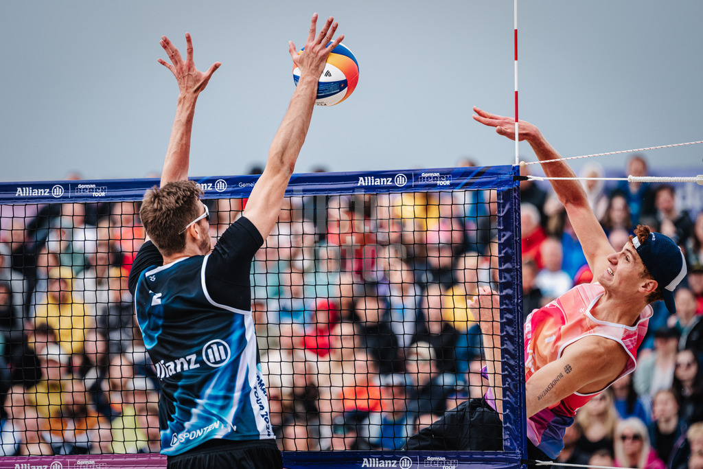 Beachvolleyball | Männer | German Beach Tour 2024 | Tourstop Düsseldorf | 19.05.2024 | Milan Sievers (links) blockt den Angriff von Max Just (rechts)