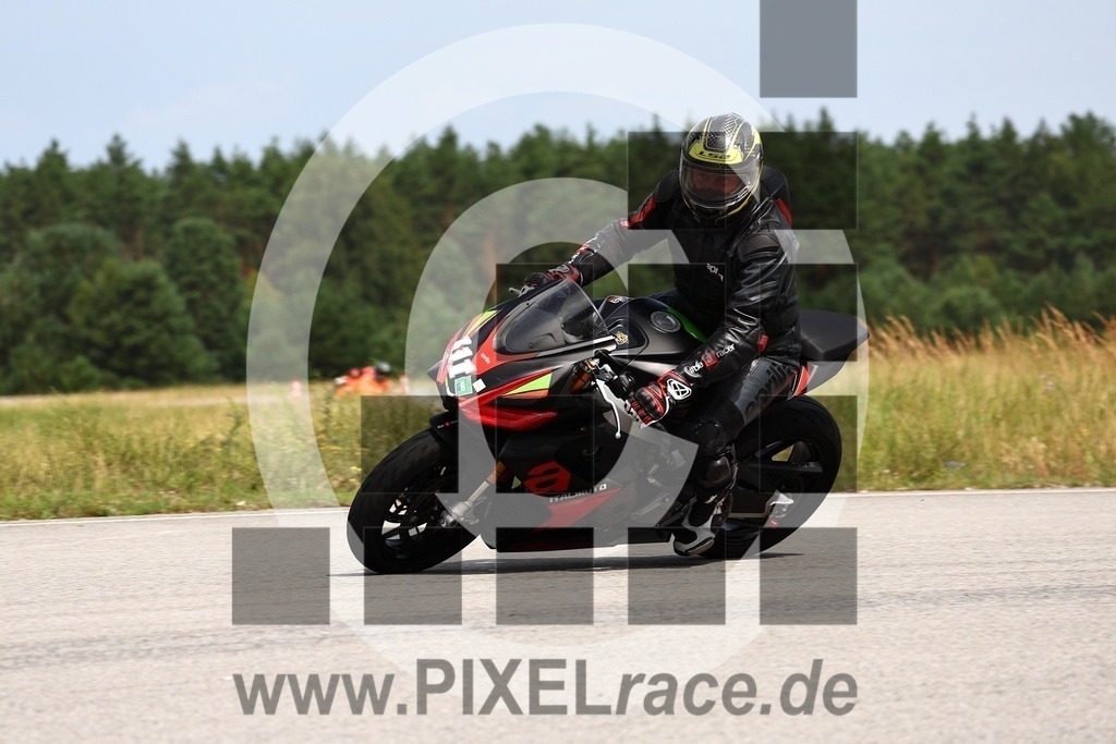 0111-PXR60992 | Schöne Erinnerungen an spannende Momente - das festzuhalten ist unser Job. PIXELrace.de ist seit 2003 auf den Rennstrecken Europas unterwegs um die Action draußen beim Fahren und die wunderbare Stimmung imm Fahrerlager für euch einzufangen.