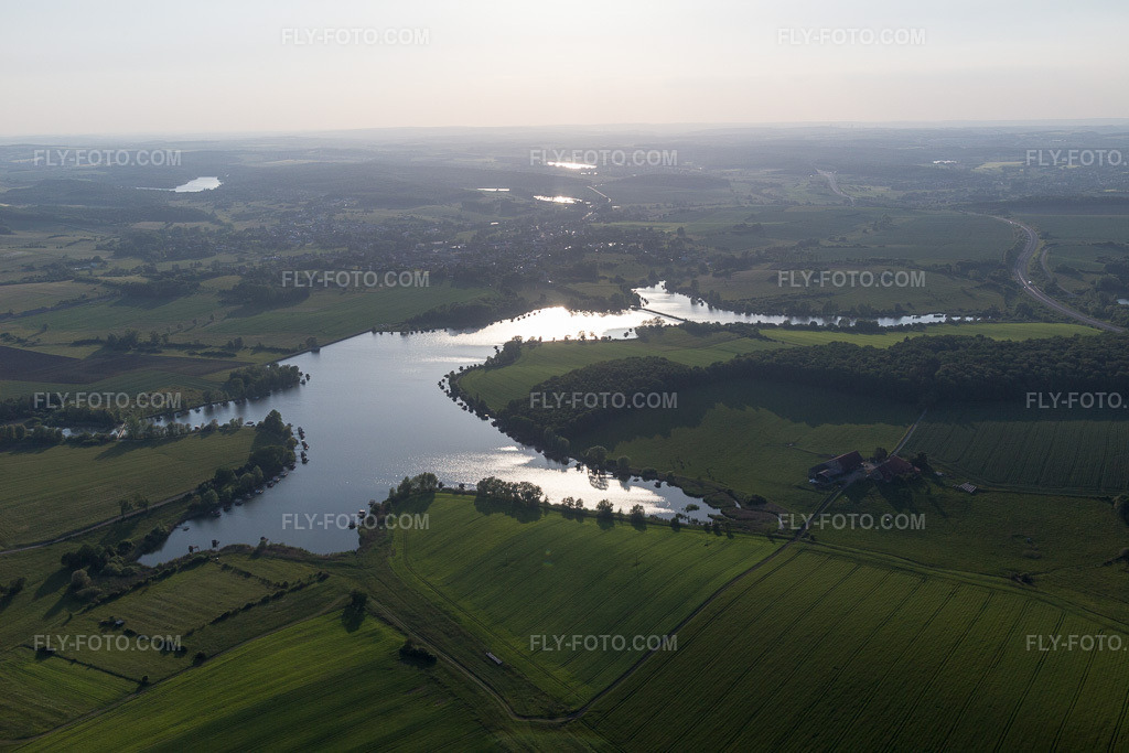 Aerial view: Puttelange-aux-Laxs, étange biscornu in Grundviller in the state Moselle, France. – Photo: IMG_107356.jpg taken on 05/19/2018 by Werner Riehm/FLY-FOTO.com – Resolution of the original: 5472 x 3648 px