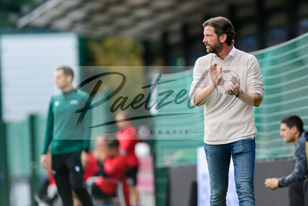 YLLEBR20210928_101 | Fussball, A-Junioren: Trainer Rik De Mil (Club Brugge KV) gestikuliert, Gestik beim Spiel der UEFA Youth League zwischen RB Leipzig und FC Bruegge im Stadion am Cottaweg am 28.09.2021 in Leipzig, Deutschland. - Realisiert mit Pictrs.com