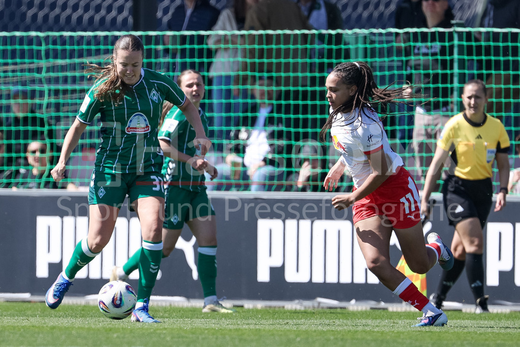 Fussball, Google Pixel Frauen-Bundesliga, RB Leipzig - SV Werder Bremen | v.li.: Mara Alber (SV Werder Bremen, 37) und Lisa Baum (RB Leipzig, 11) im Zweikampf, Duell, Dynamik, Aktion, Action, Spielszene, DIE DFB-RICHTLINIEN UNTERSAGEN JEGLICHE NUTZUNG VON FOTOS ALS SEQUENZBILDER UND/ODER VIDEOÄHNLICHE FOTOSTRECKEN. DFB REGULATIONS PROHIBIT ANY USE OF PHOTOGRAPHS AS IMAGE SEQUENCES AND/OR QUASI-VIDEO.