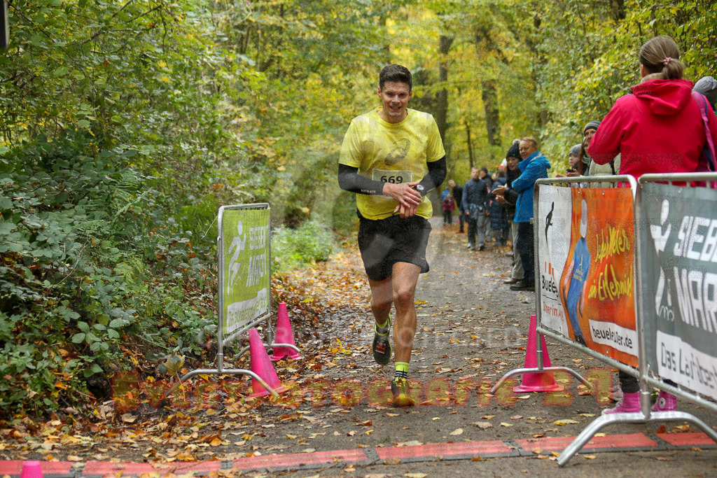 251026_1214_EX1_9998 | Sportfotografie im Rhein-Sieg Kreis, Köln, Bonn, NRW, Rheinland Pfalz, Hessen, etc. Unser Tätigkeitsfeld umfasst den Laufsport vom Volkslauf über den Marathon, Duathlon, Triathon bis zum Ultralauf wie Kölnpfad Ultra oder Schindertrail.