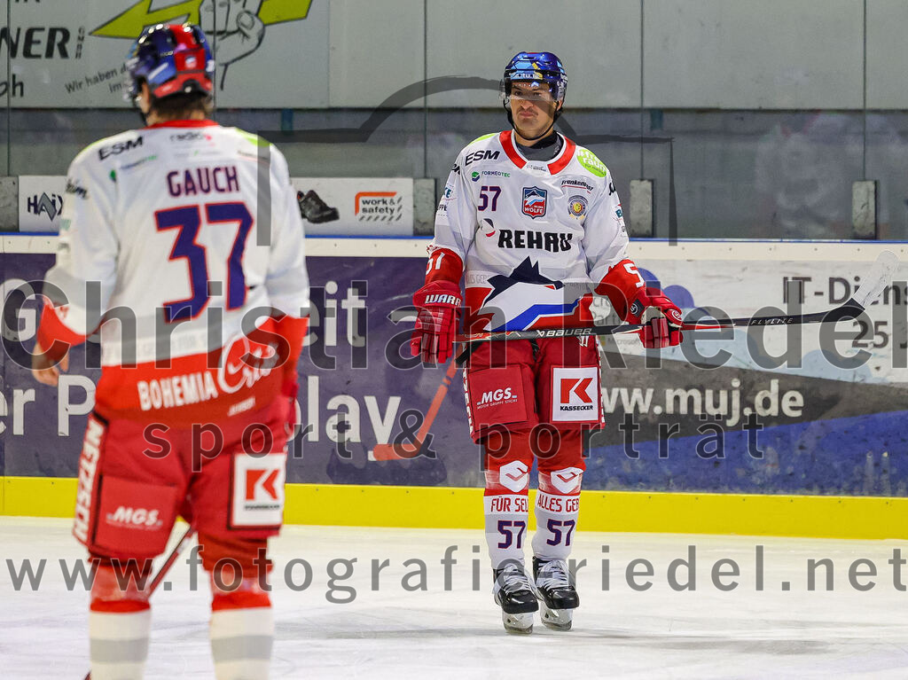 2025-11-16_018_TSV_Erding_gegen_Selber_Woelfe | Erding, Deutschland, 16.11.2025:Eishockey, Oberliga Süd 2025 / 2026, 17. Spieltag, TSV Erding gegen Selber Wölfe, Endergebnis: 3:1Daniel Weiß (Selber Wölfe, #57)Foto: Christian Riedel / fotografie-riedel.net