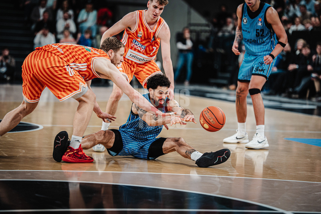 Basketball | Männer | Saison 2025/2026 | easyCredit Basketball Bundesliga | Veolia Towers Hamburg vs. Ratiopharm Ulm | 18.01.2026 | Devon Daniels (#21, Veolia Towers Hamburg) spielt den Ball vom Boden aus