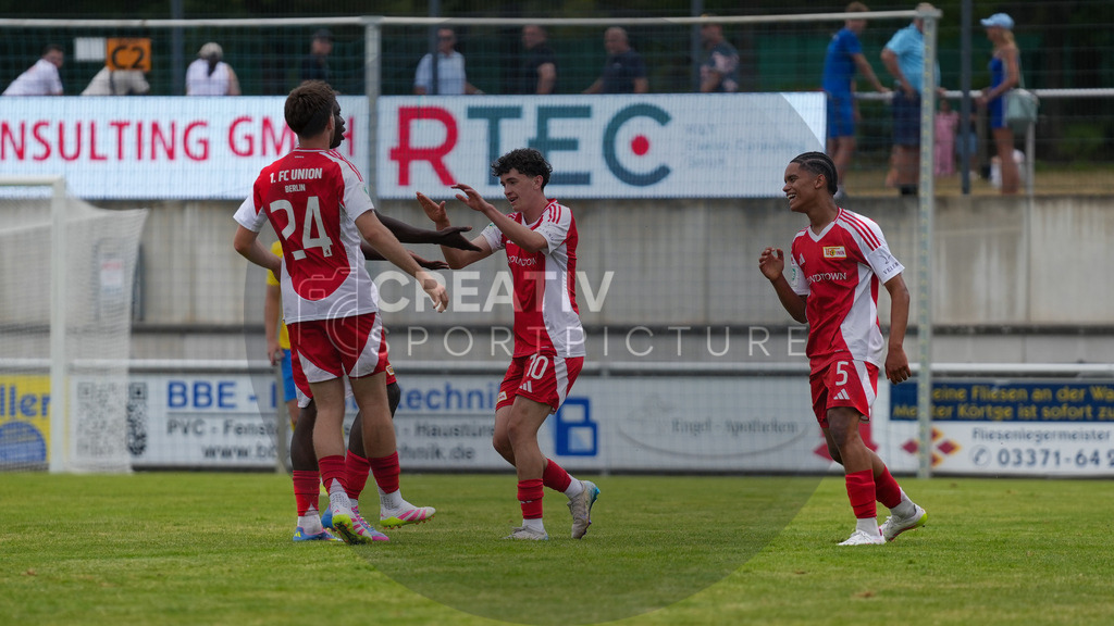 Fußball, Herren, Saison 2025/2026, 3. Luckenwalder Turmpokal, Werner-Seelenbinder-Stadion Luckenwalde, Spiel: FSV 63 Luckenwalde vs. 1.FC Union Berlin U19,  | Fußball, Herren, Saison 2025/2026, 3. Luckenwalder Turmpokal, Werner-Seelenbinder-Stadion Luckenwalde, Spiel: FSV 63 Luckenwalde vs. 1.FC Union Berlin U19, Im Bild: Jubel des 1.FC Union Berlin U19 nach dem Führungstreffer von Theo Sakoufakis (m. Union) - Realisiert mit Pictrs.com