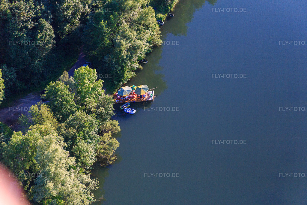 Luftbild: Sommer-Picknick auf einem Floß auf der Isar im Ortsteil Harburg in Pilsting im Bundesland Bayern in Deutschland. Foto: IMG_090316.jpg vom 01.07.2016 durch Werner Riehm/FLY-FOTO.de