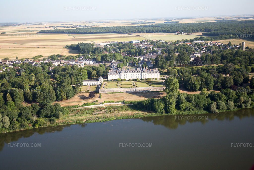 Aerial view: View of the town in Menars in the state Loir et Cher, France. – Photo: IMG_082099.jpg taken on 06/20/2015 by Werner Riehm/FLY-FOTO.com – Resolution of the original: 5472 x 3648 px