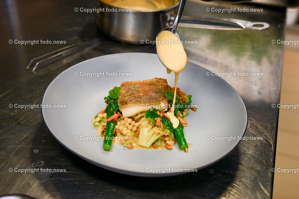 Cubus Restaurant_ 23.02.2024-3 | 23.02.2024, Linz, AUT, AEC, Cubus im Bild Heilbutt auf Fregola Sarda, Mandelbrokkoli und Sauce Hollondaise wird angerichtet