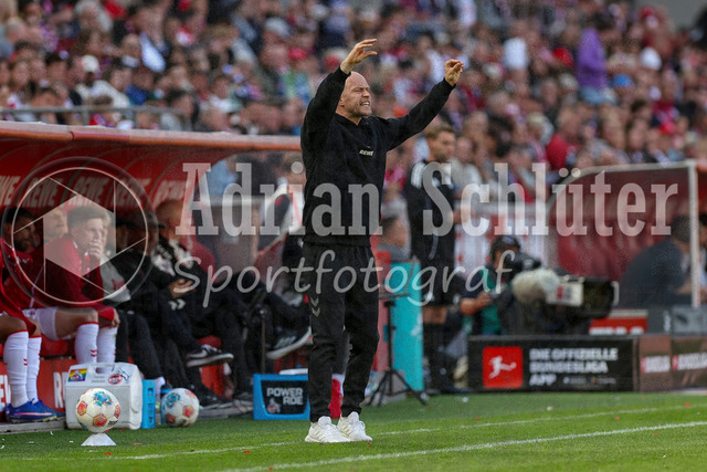 25.04.2026, GER, Fussball, Herren, 1. BL, Saison 2025/2026, 1. FC Köln - Bayer 04 Leverkusen | Trainer Rene Wagner gestikuliert, Gestik 
