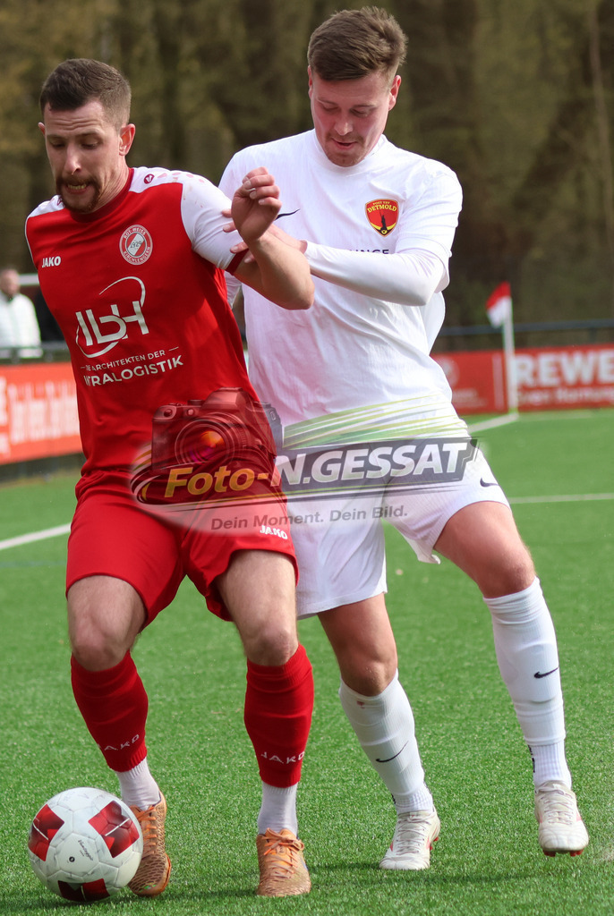 FC RW Kirchlengern - Post TSV Detmold | Auf dem Bild zu sehen: Rot FC RW Kirchlengern: Artem Panasenkov ; Weiß Post TSV Detmold: Thomas Stirz FC RW Kirchlengern, Post TSV Detmold, Saison 25/26, Landesliga, Deutschland - Realisiert mit Pictrs.com