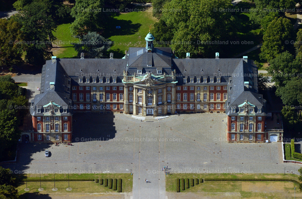 3292721 | Das in der Architektur des Barocks in den Jahren von 1767 bis 1787  erbaute Fürstbischöfliche Schloss im westfälischen Münster