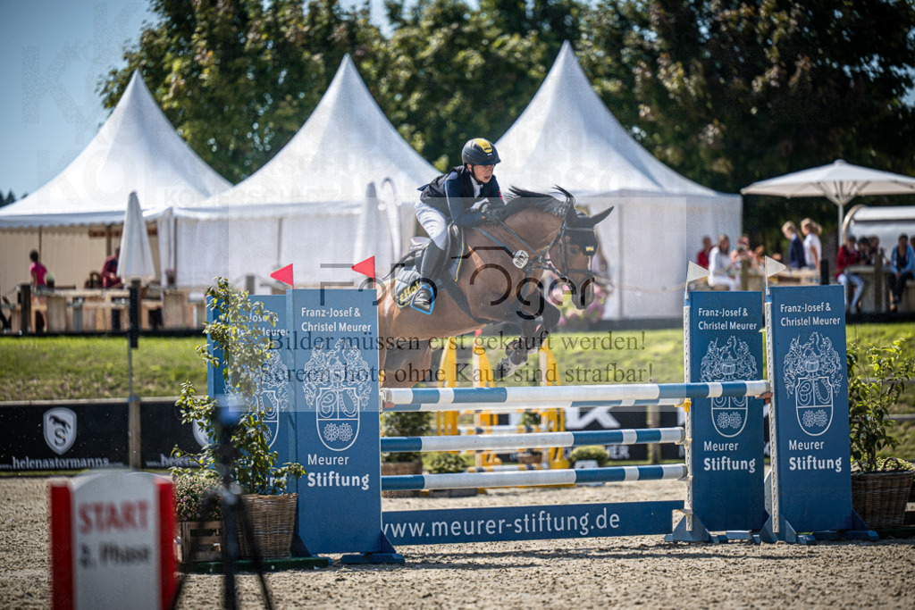 DOS_1140 | Entdecke hochwertige Reitturnierfotos von Foto Oger. Professionell, emotional und authentisch – jetzt Lieblingsmomente im Shop bestellen.Deutschlandweite Turnierfotografie. - Realisiert mit Pictrs.com