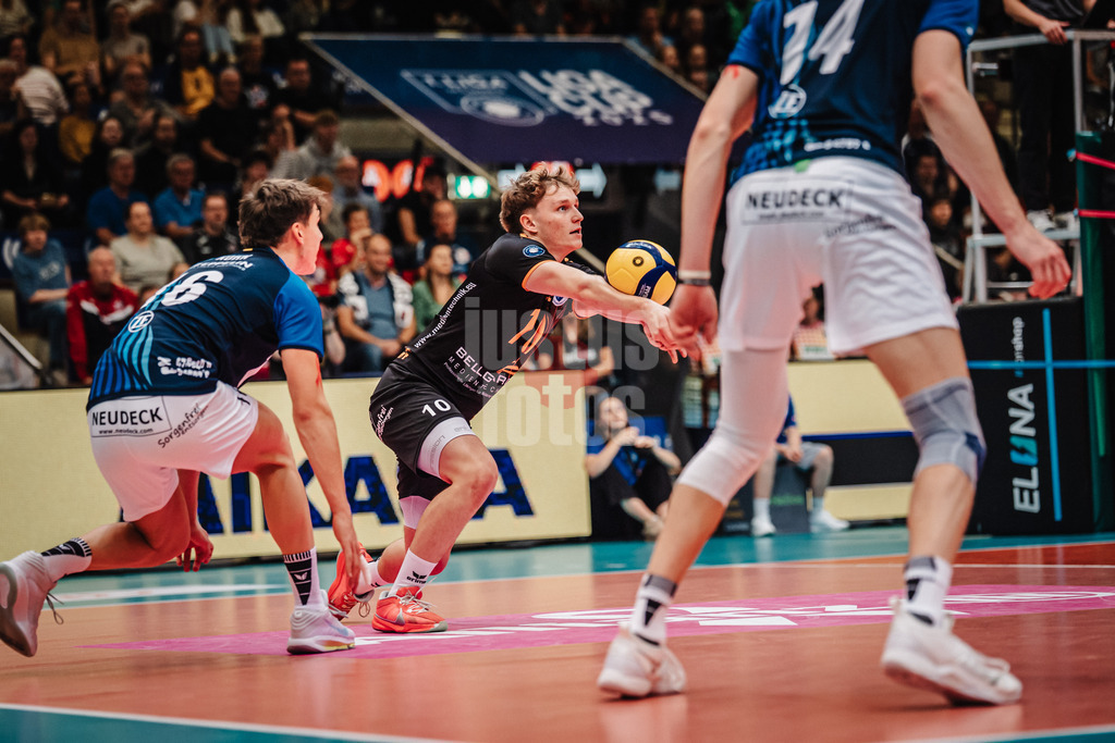 Volleyball | Herren | Saison 2025/2026 | Volleyball Ligacup | VfB Friedrichshafen vs. WWK Volleys Herrsching | 12.10.2024 | Lucas Huckle (#10, VfB Friedrichshafen) spielt den Ball