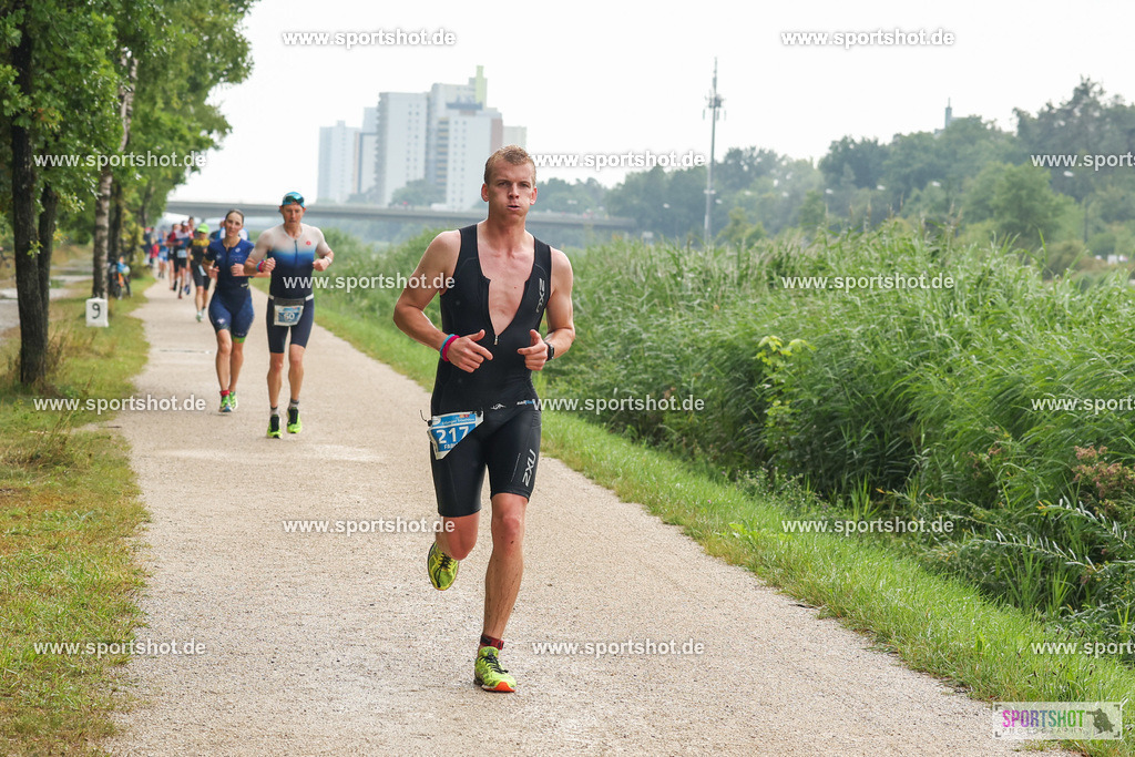 LUR_1614 | 34. M-net Erlanger Triathlon 2025 #erlangertriathlon  #mnettriathlon2025 #mnettriathlon #team #olympischedistanz #mitteldistanz #triathlon #maindonaukanal  #erlangertriathlon2025 #yourpictrs #tv1848 #tv1848erlangen  #triathlonbayern #sportinerlangen #demsportverbunden #sportshot_your_pictrs Copyright: www.sportshot.de