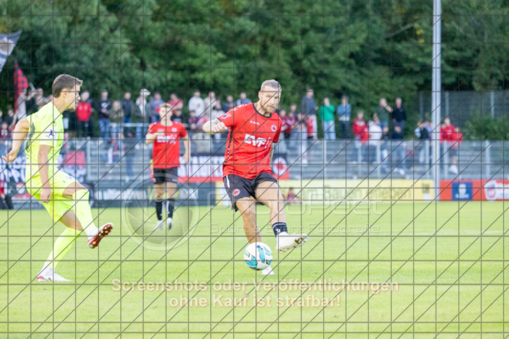 20250729_203509_0443 | #,1.Göppinger SV (rot) vs. SV Stuttgarter Kickers (gelb), Fussball, DB-Regio-WFW-Pokal - wfv, 2.Runde, Saison 2025/2026, Rasensportplatz Stadion SV Göppingen, Hohenstaufenstr. 116, 73033 Göppingen, 29.07.2025 - 19:00 Uhr,Foto: PhotoPeet-Sportfotografie/Peter Harich