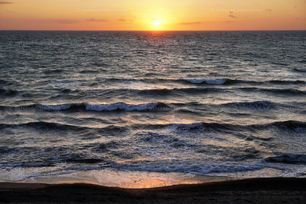 Abendmeer | Der Blick geht über die Ostsee zur Abendsonne am Horizont. 