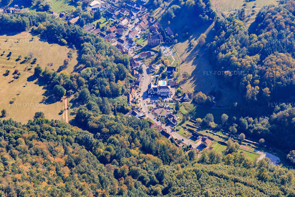 Aerial view: Hotel Au Cheval Blanc Niedersteinbach in Niedersteinbach in the state Bas-Rhin, France. – Photo: IMG_095101.jpg taken on 10/16/2016 by Werner Riehm/FLY-FOTO.com – Resolution of the original: 5472 x 3648 px – ∞ Hôtel Cheval Blanc à Niedersteinbach – Séjour en Alsace entre Bitche et Wissembourg