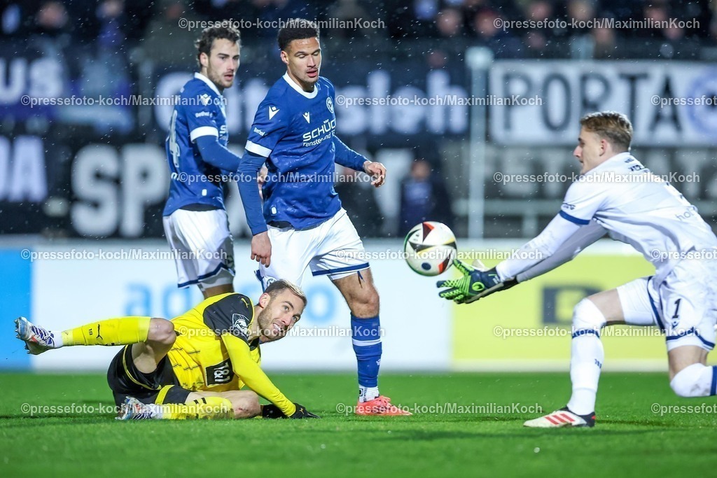 BVBII26012501047 | 26.01.2025, Fußball, 3.Liga, Borussia Dortmund II - Arminia Bielefeld, Stadion Rote Erde, Saison 2024 2025: Michael Eberwein (BVBII #14) im Zweikampf gegen Torwart Jonas Kersken (Arminia #1)DFB regulations prohibit any use of photographs as image sequences and or quasi-video.