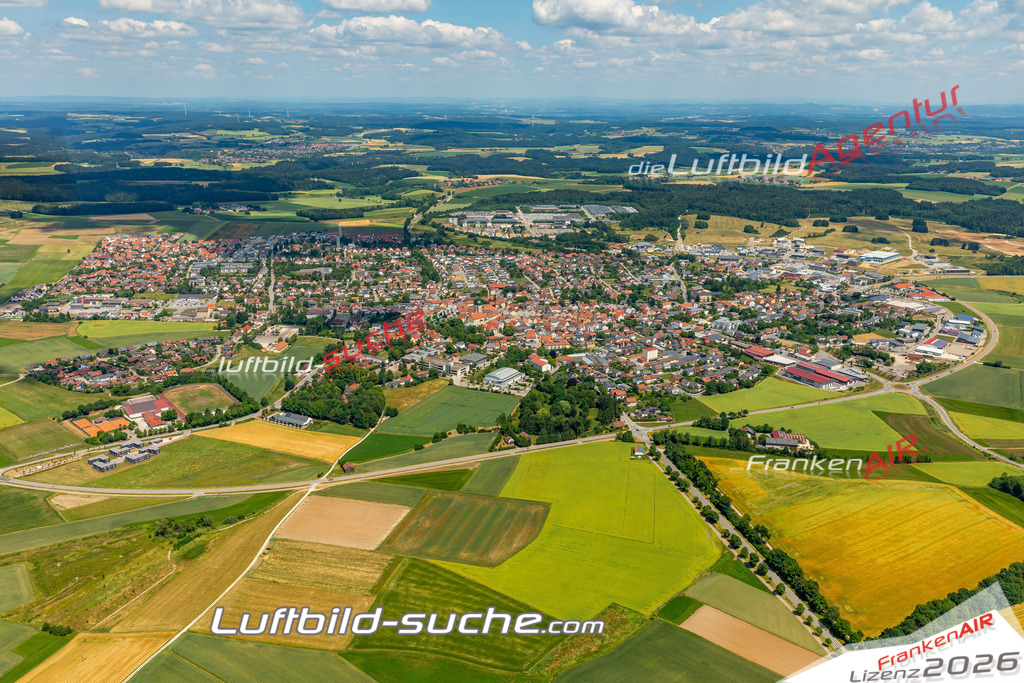 Das Luftbild zeigt :  Hemau - Die Luftaufnahme wurde 2023 vom UL-Flugzeug aus erstellt ( keine Drohne ) - Hochauflösende Luftaufnahme - Für grossformatige Ausdrucke geeignet. Die Geschenkidee !Mit Lizenz und Bildrechte bestellbar