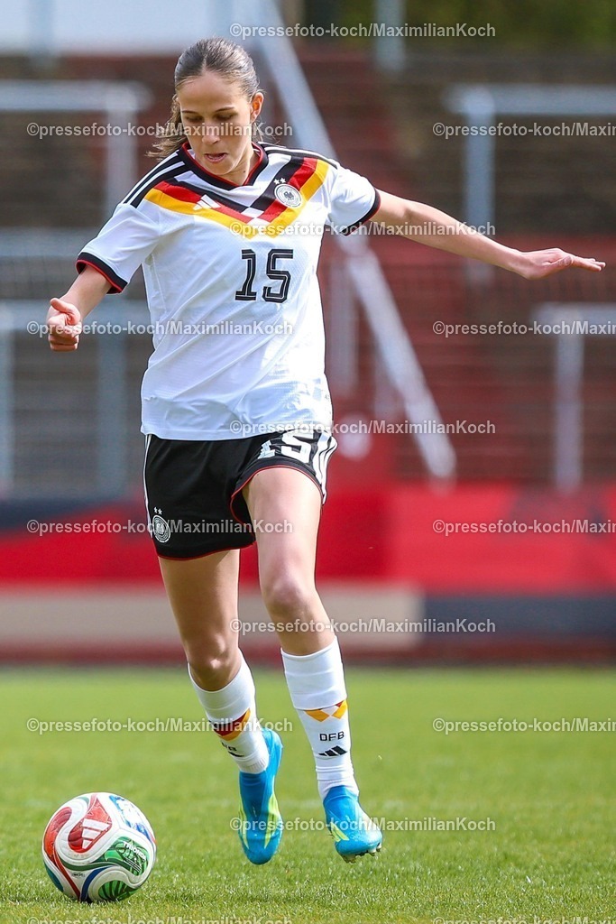 xKWIx10042601008 | 2026.04.10, xkwix, Fußball, UEFA Women's UNDER 19 Championship qualification, Republic of Ireland - Germany, Uhlenkrugstadion, Runde 2 1.Spieltag, Saison 2025 / 2026: Maj Schneider (Deutschland U19 Frauen #15) im Zweikampf gegen Hazel Donegan (Irland U19 Frauen #9) DFB regulations prohibit any use of photographs as image sequences and or quasi-video. Photo: xKamilxWilkowskixPressefotoKochx