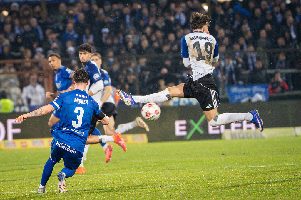 Fußball I Herren I Saison 2025-2026 I Regionalliga Nord I 24. Spieltag I SV Meppen - Hamburger SV II I 1334 | Tobias Mißner (3, SV Meppen) im Duell mit Otto Stange (19, Hamburger Sport Verein II) - Realisiert mit Pictrs.com