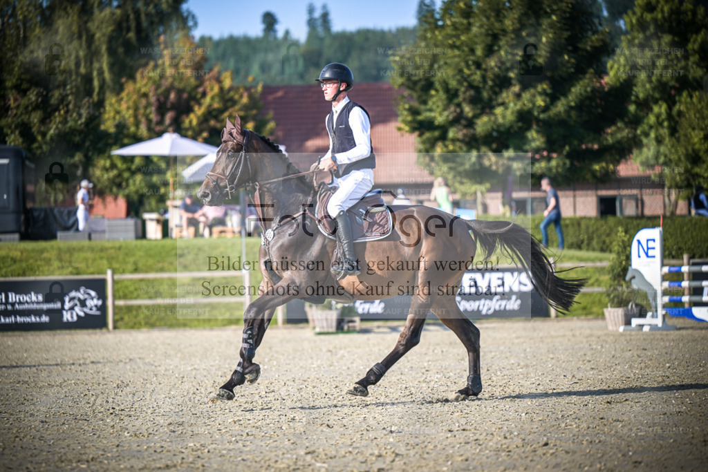 DOS_2144 | Entdecke hochwertige Reitturnierfotos von Foto Oger. Professionell, emotional und authentisch – jetzt Lieblingsmomente im Shop bestellen. - Realisiert mit Pictrs.com
