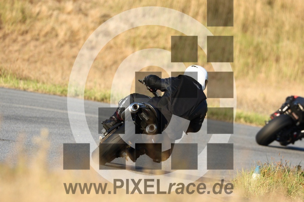 0141-20240921_13216 | Schöne Erinnerungen an spannende Momente - das festzuhalten ist unser Job. PIXELrace.de ist seit 2003 auf den Rennstrecken Europas unterwegs um die Action draußen beim Fahren und die wunderbare Stimmung imm Fahrerlager für euch einzufangen.