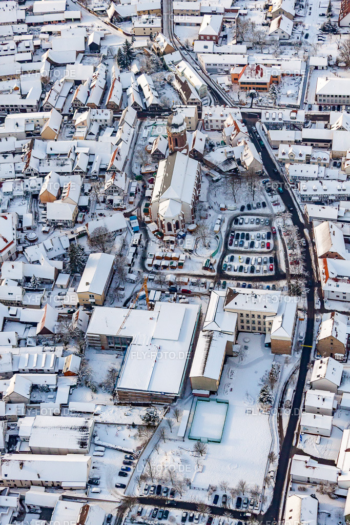 Christkindlmarkt am Plätzl und um die St. Georgskirche | Luftbild: Christkindlmarkt am Plätzl und um die St. Georgskirche in Kandel im Bundesland Rheinland-Pfalz in Deutschland. Foto: IMG_35919.jpg vom 18.12.2010 durch Werner Riehm/FLY-FOTO.de - Realisiert mit Pictrs.com
