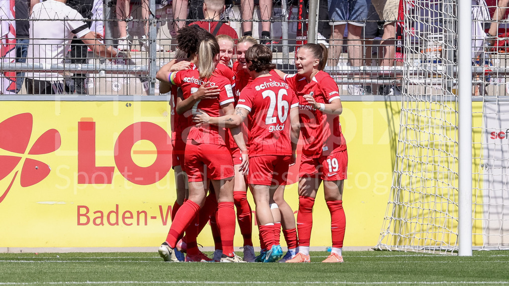 Fussball, Google Pixel Frauen-Bundesliga, SC Freiburg - SV Werder Bremen | Spielerinnen des SC Freiburg mit Torjubel, Jubel, jubeln, jubelt, optimistisch, Spielszene, Highlight, Freude über das Tor zum 1:2, DIE DFB-RICHTLINIEN UNTERSAGEN JEGLICHE NUTZUNG VON FOTOS ALS SEQUENZBILDER UND/ODER VIDEOÄHNLICHE FOTOSTRECKEN. DFB REGULATIONS PROHIBIT ANY USE OF PHOTOGRAPHS AS IMAGE SEQUENCES AND/OR QUASI-VIDEO.