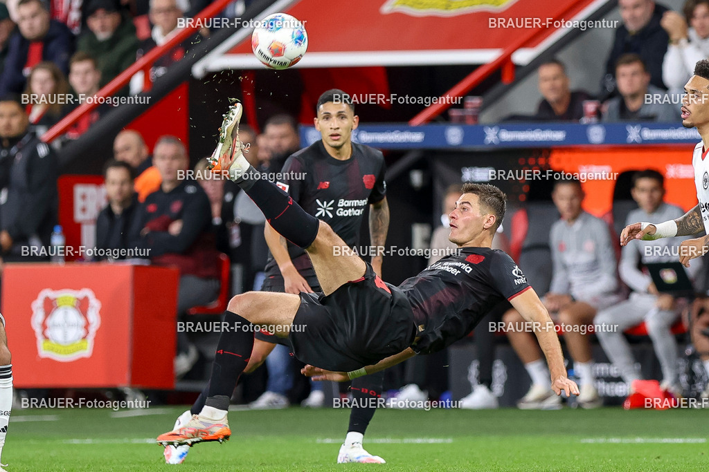 Bayer 04 Leverkusen vs Eintracht Frankfurt - Bundesliga  | Leverkusen, Deutschland, 12.09.25:   Patrick Schick (Bayer 04 Leverkusen) in Aktion am Ball, Einzelaktion waehrend des Spiels der Bundesliga zwischen  Bayer 04 Leverkusen vs Eintracht Frankfurt in der BayArena(Foto von Brauer-Fotoagentur / Adrian Schlueter)