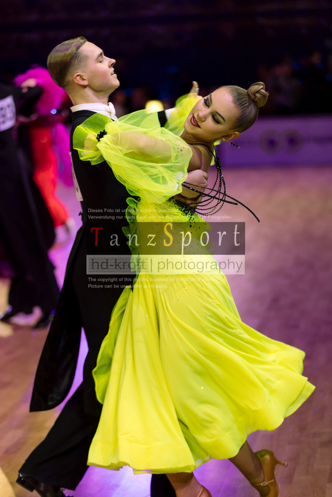 20241215_WDSF_Int_Open_Std-Riga-9346 | Tanzsportbilder, Standardtanz, Lateintanz, WDSF, DTV, LTVB, dancecomp, goc, hessen tanzt, blaues band der spree, walzer, tango, wiener walzer, slowfox, quickstepp, samba, rumba, cha-cha-cha, paso doble. jive, hd-kroft photography, turniertanzsport