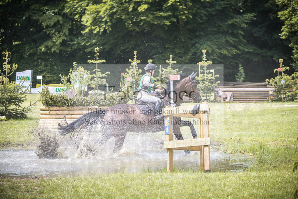 DOS_6605 | Entdecke hochwertige Reitturnierfotos von Foto Oger. Professionell, emotional und authentisch – jetzt Lieblingsmomente im Shop bestellen.Deutschlandweite Turnierfotografie. - Realisiert mit Pictrs.com