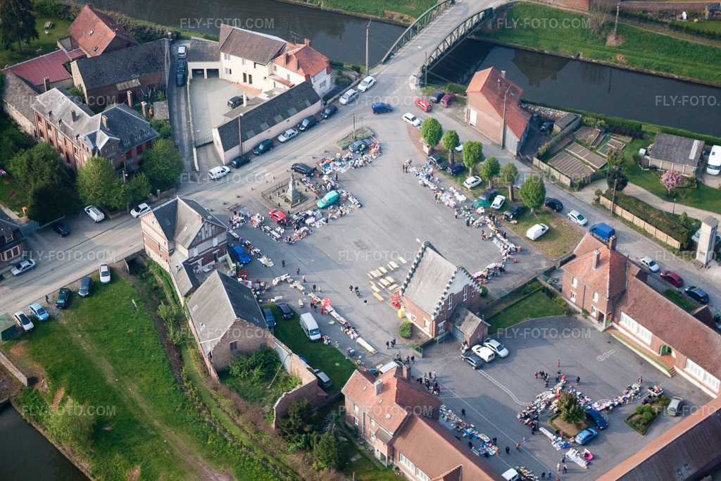Aerial view: View of the town in Vendhuile in the state Aisne, France. – Photo: IMG_40026.jpg taken on 04/17/2011 by Werner Riehm/FLY-FOTO.com – Resolution of the original: 4752 x 3168 px