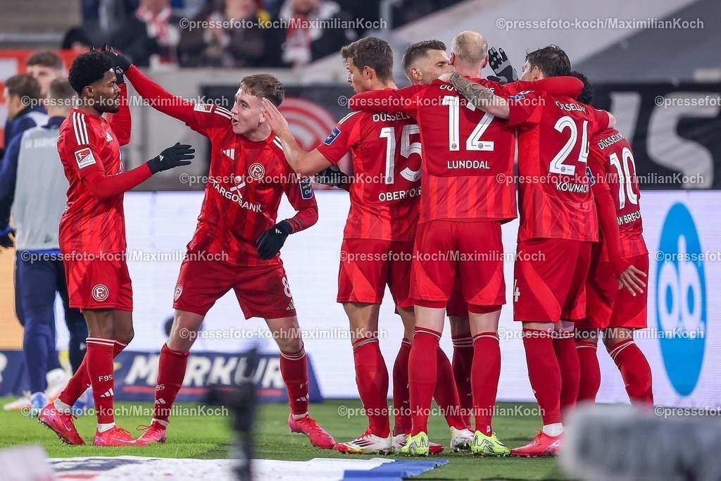 Due17012501039 | 17.01.2025, Fußball, Fortuna Düsseldorf - SV Darmstadt 98, 2.. Fußball Bundesliga, 18. Spieltag, Merkur Spiel-Arena, Saison 2024 2025: Torschütze Myron van Brederode (Fortuna Düsseldorf #10) trifft zum 1:0 für die Fortuna und steht jubelnd auf dem Spielfeld DFB regulations prohibit any use of photographs as image sequences and or quasi-video.
