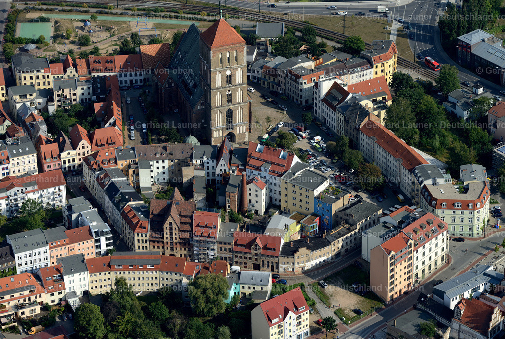 3292197 | Die Nikolaikirche der Hansestadt Rostock wurde ab 1230 erbaut und gilt damit als eine der ältesten noch erhaltenen Hallenkirchen im Ostseeraum.