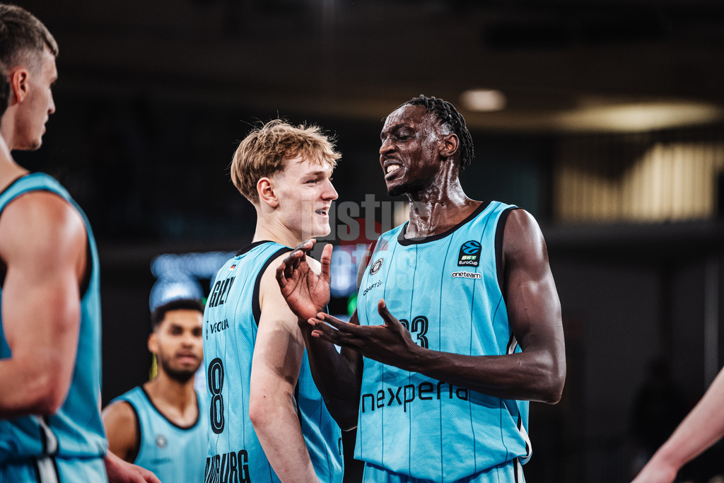 Basketball | Männer | Saison 2024/2025 | BKT EuroCup | Veolia Towers Hamburg vs. 7Bet-Lietkabelis Panevezys | 21.01.2025 | v.l. Jared Grey (#8, Veolia Towers Hamburg) und Kur Kuath (#23, Veolia Towers Hamburg)