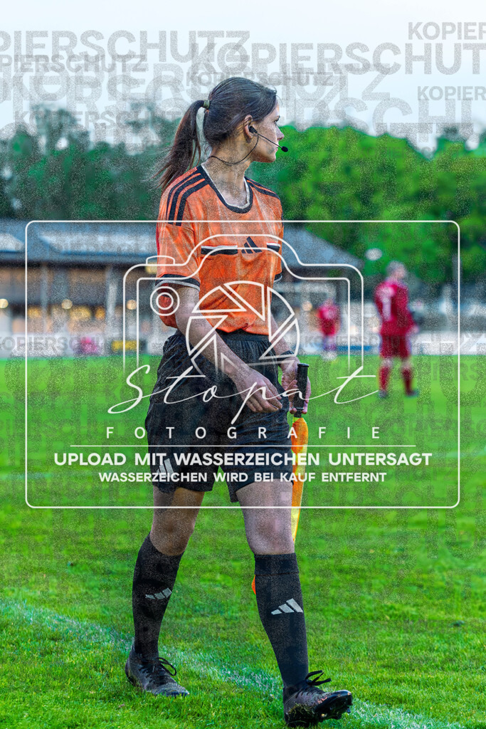 Bezirksliga Herren LG - TV Jahn Schneverdingen II vs. Buchholzer FC | Lina-Talea Renner (Schiedsrichterassistentin); Bezirksliga Herren LG - TV Jahn Schneverdingen II vs. Buchholzer FC am 15.05.26 in Osterwald-Stadion, Schneverdingen - Realisiert mit Pictrs.com