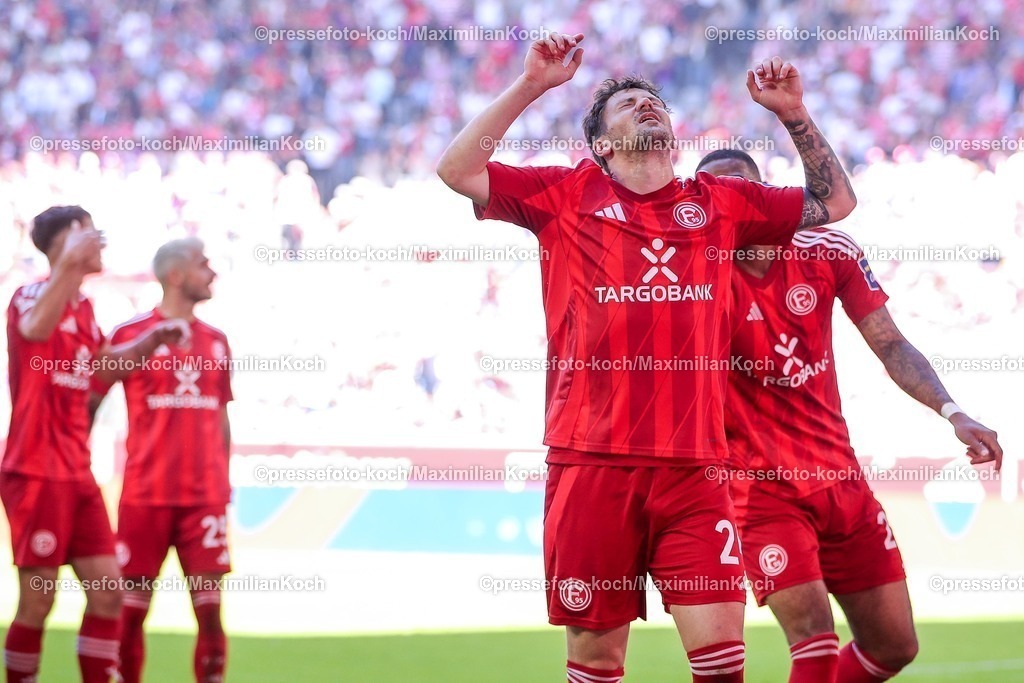F9510052501046 | 10.05.2025, Fußball, Fortuna Düsseldorf - FC Schalke 04, 2. Fußball Bundesliga, Merkur Spiel-Arena, Saison 2024 2025: Torjubel nach dem Tor zum 1:0 durch Torschütze Dawid Kownacki (Fortuna Duesseldorf #24) DFB regulations prohibit any use of photographs as image sequences and or quasi-video.