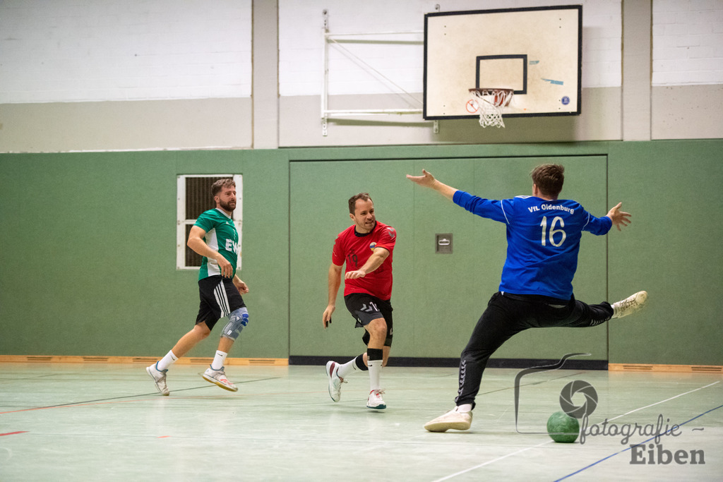 VFL Oldenburg-SG FriPe | Herren Regionsoberliga; VFL Oldenburg (grün)-SG FriPe (rot) am 04.11.2023 in Oldenburg (Robert-Schumann-Halle Oldenburg), Deutschland, Photo: Philip Eiben 2023 - Realisiert mit Pictrs.com