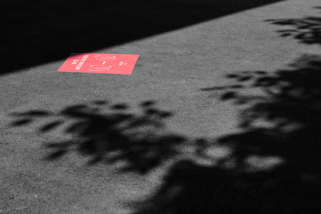 Rotes Bitte halten sie Abstand Schild auf dem Fussboden | Wien, Austria - July 06, 2020: Massnahmen zur Einschränkung von COVID-19; rotes Bitte halten sie Abstand Schild auf dem Fussboden. - Realisiert mit Pictrs.com
