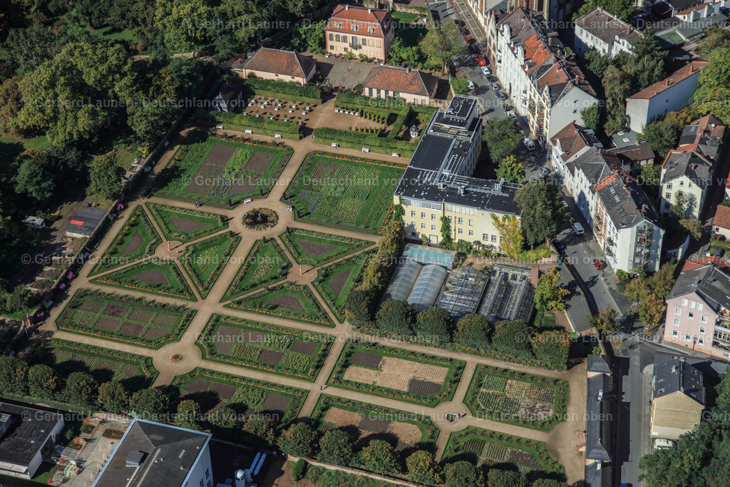 3070001 | Prinz-Georg-Garten, Darmstadt, ein Französischer Garten aus dem 18. Jahrhundert mit Palais und Gartenhaus mit Fassadenmalerei von 1710.