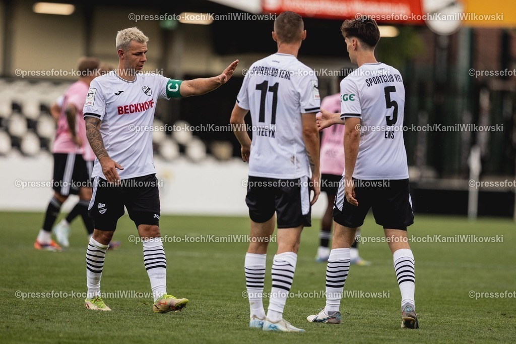 xkwi15072501069 | 15.07.2025, xkwix, Fußball, SC Verl - 1. FC Bocholt, Sportclub Arena: Kapitän Niko Kijewski (SC Verl #19) klatscht nach Schlusspfiff mit Martin Ens (SC Verl #5) ab.