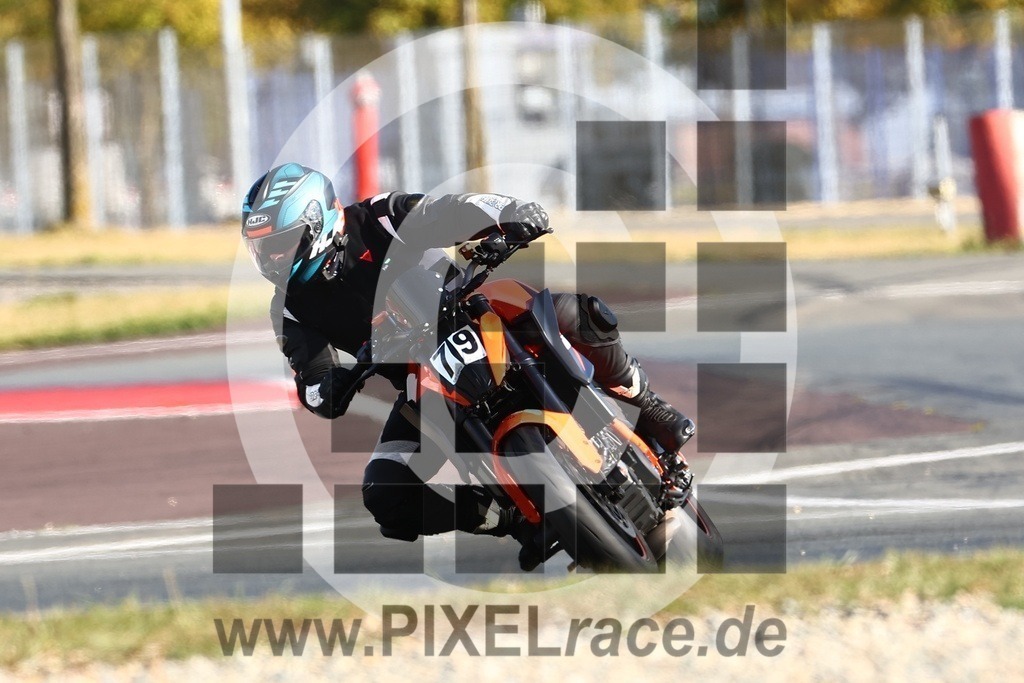 0079-20240909_03374 | Schöne Erinnerungen an spannende Momente - das festzuhalten ist unser Job. PIXELrace.de ist seit 2003 auf den Rennstrecken Europas unterwegs um die Action draußen beim Fahren und die wunderbare Stimmung imm Fahrerlager für euch einzufangen.