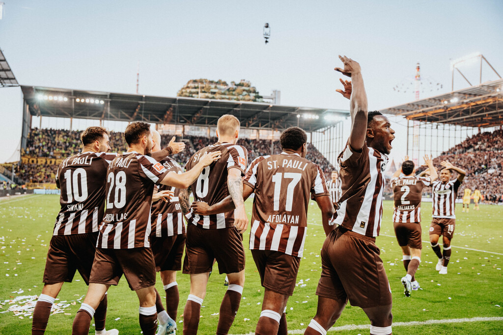 FCP08793 | Der offizielle Shop für FC St. Pauli Fotos. Wähle aus Spielszenen & Fanmomenten dein FCSP Wunschformat. Wir liefern Millerntor-Atmosphäre.