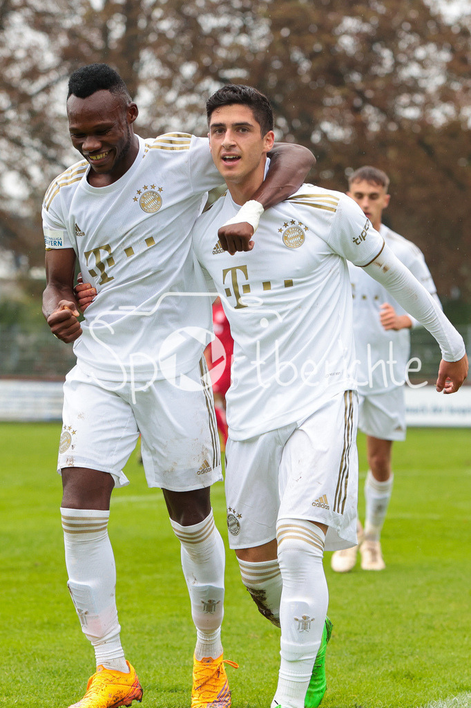 TSV Rain - FC Bayern Amateure | Jubel der Gaeste nach dem Treffer zum 0-1 durch Desire SEGBE AZANKPO (FCB #34)