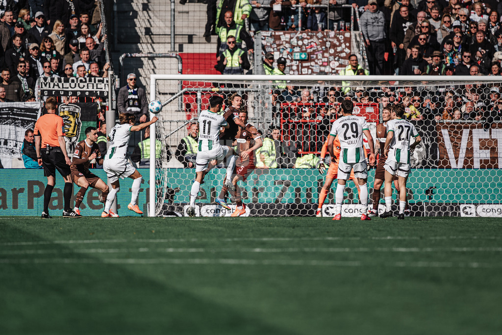 Fußball | Männer | Saison 2024/2025  | Fußball-Bundesliga | 28. Spieltag | FC St. Pauli vs. Borussia Mönchengladbach | 06.04.2025 | Ko Itakura (#3, Borussia Mönchengladbach) links trifft per Kopfball zum 1:0 Tor in der Nachspielzeit der ersten Halbzeit