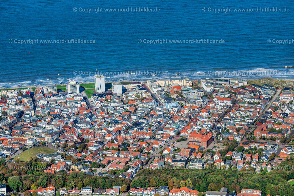 Norderney_Ortsansicht_ELS_5608091022 | NORDERNEY 09.10.2022 Inselbereich Norderney mit dem Ortskern und Uferbereich, Strand  in Norderney im Bundesland Niedersachsen, Deutschland. // Island area Norderney with the village center in Norderney in the state Lower Saxony, Germany. Foto: Martin Elsen