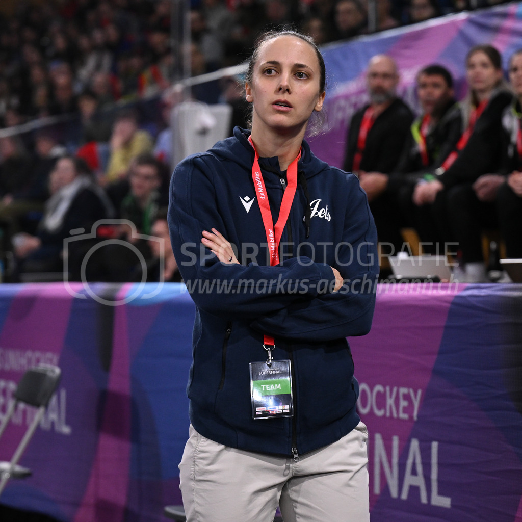 Kloten-Dietlikon Jets vs Skorpion Emmental Zollbrück - 15. April 2023 | 15.04.2023, Kloten, stimo arena, Swiss Unihockey Superfinal Frauen: Kloten-Dietlikon Jets - UHV Skorpion Emmental, Headcoach Julia Suter (Kloten-Dietlikon Jets). - Realisiert mit Pictrs.com