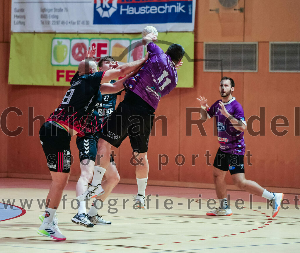 2023-11-26_098_SpVgg_Altenerding_gegen_TSV_1861_Mainburg | Erding, Deutschland, 26.11.2023:
Handball, Bezirksoberliga Männer 2023 / 2024, 9. Spieltag, SpVgg Altenerding gegen TSV 1861 Mainburg, Endergebnis: 34:20

Maximilian Heim (TSV 1861 Mainburg, #18), Christian Loris (SpVgg Altenerding, #11)

Foto: Christian Riedel / fotografie-riedel.net